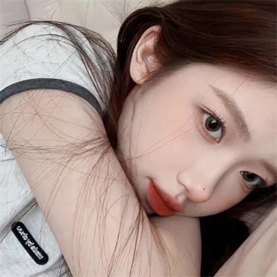 别惹那个抱玩偶的，她打架贼凶